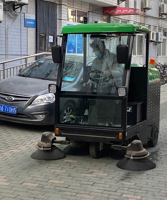 驾驶式扫地车正在西交大清洁