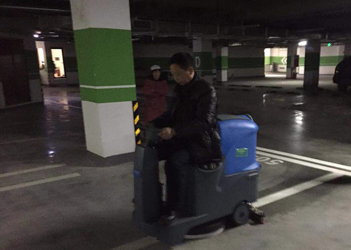 驾驶式好色先生下载地址停车场清洁