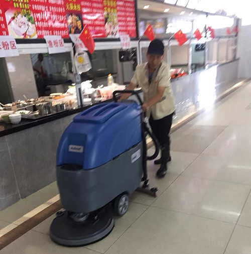 手推式好色先生下载地址在超市清洁