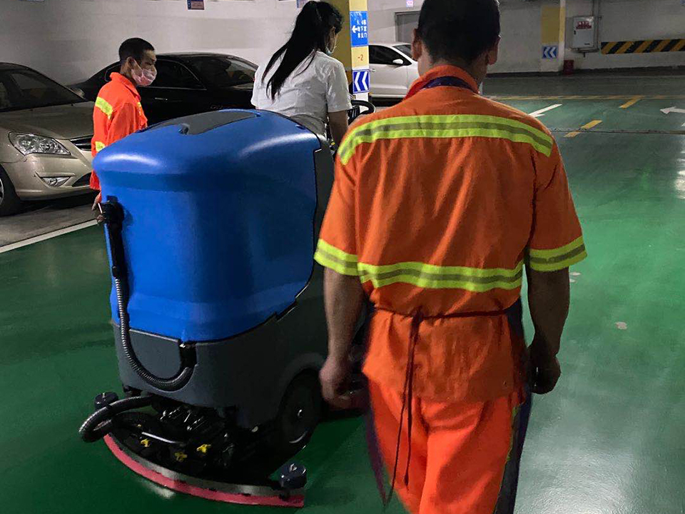 重庆好色先生下载地址在万达停车场清洁作业