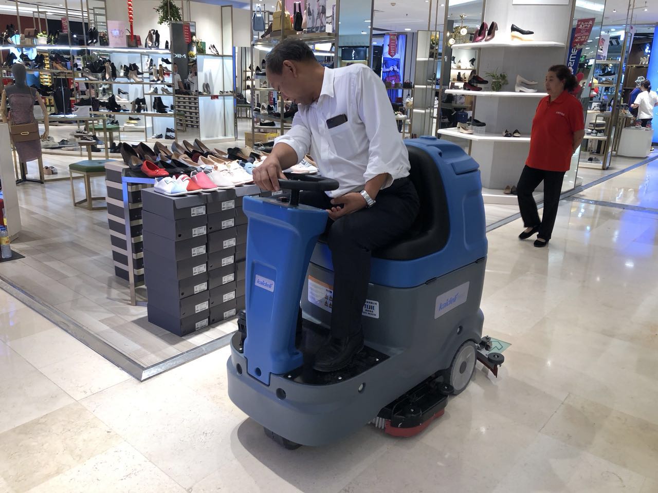 重庆好又多超市采购好色先生下载地址清洁地面